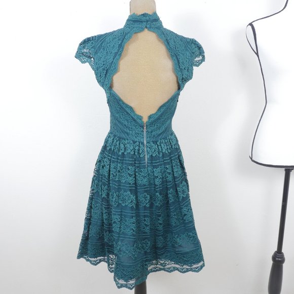Alice + Olivia Jade Green Lace Short Sleeve Open Back Mock Neck Size 6 Dress - Picture 9 of 11
